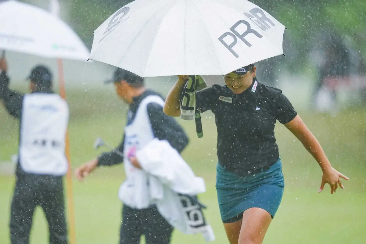 【画像・写真】小林夢果が暫定首位「タケノコ100個取っちゃった」前戦で号泣も気分転換で好発進