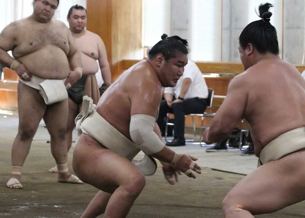【画像・写真】若隆景（右）と相撲を取る豊昇龍（撮影・中村　和也）