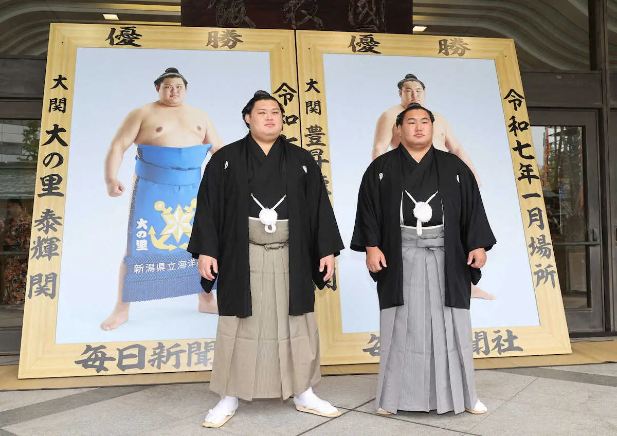 【画像・写真】綱獲り大の里「今の自分があるのは…」　3回目は母校・海洋高の化粧まわし　豊昇龍と優勝額贈呈式に出席