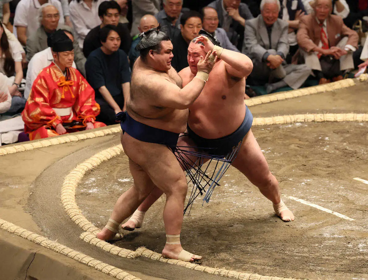 【画像・写真】玉鷲　高安との40回目対戦を制す　40歳と35歳の75歳対決で押し出す