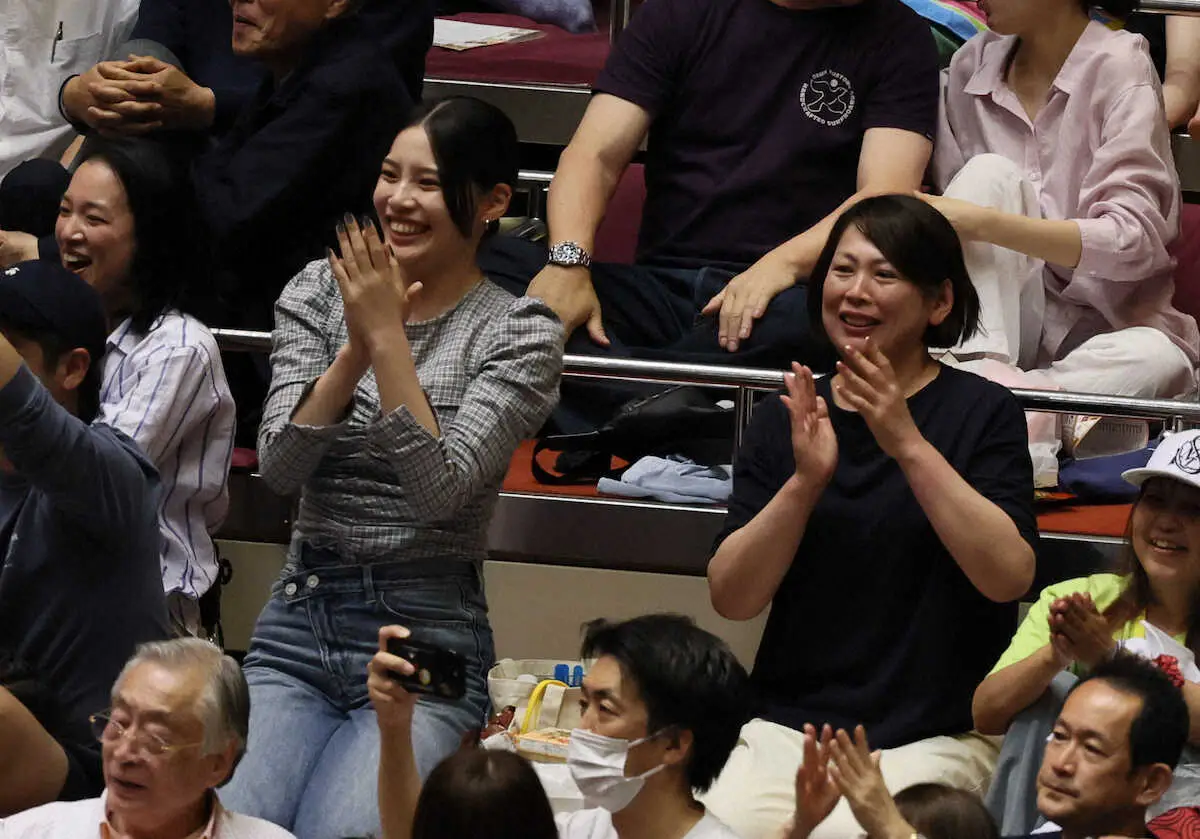 【画像・写真】＜大相撲夏場所初日＞大の里の勝利に笑顔の母・朋子さん（右）、妹・葵さん（撮影・小海途　良幹）