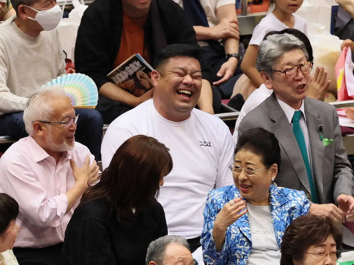 【画像・写真】＜大相撲夏場所初日＞大の里の勝利に笑顔の父・中村知幸さん（中央）（撮影・小海途　良幹）