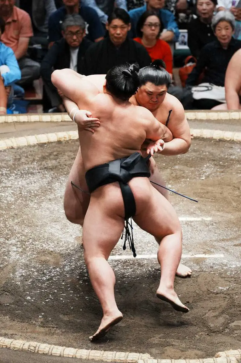 【画像・写真】＜大相撲5月場所　初日＞若元春（手前）を寄り切りで破る大の里（撮影・河野　光希）