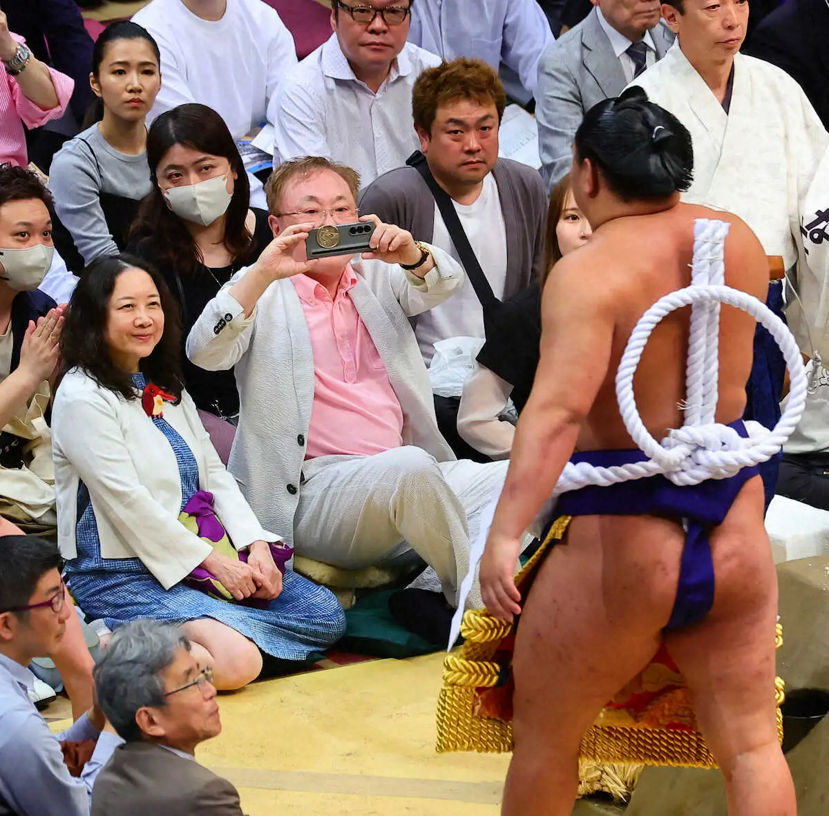 【画像・写真】＜大相撲夏場所・2日目＞自身が贈った化粧回しをする豊昇龍（右）を撮影する高須克弥（中央）（撮影・藤山　由理）