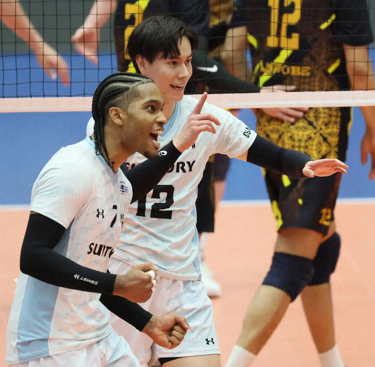 【画像・写真】＜サントリー・アクトべ＞第2セット、得点を喜ぶサントリーの高橋藍（奥）（撮影・岸　良祐）