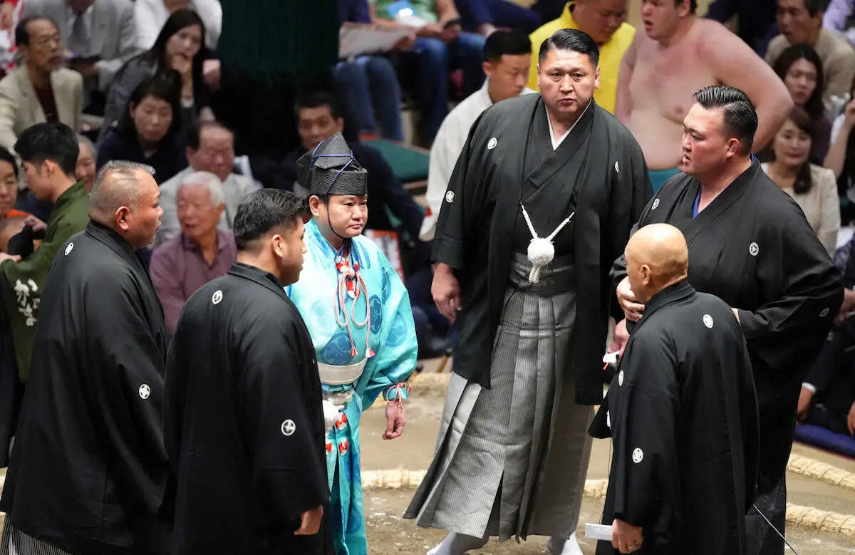 【画像・写真】＜大相撲夏場所4日目＞獅司と遠藤の取り組みを審議する（撮影・大城　有生希）
