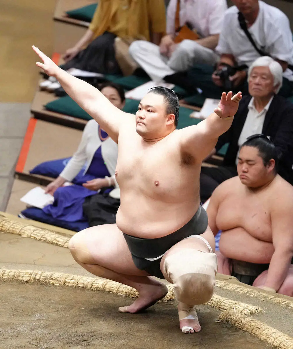 【画像・写真】朝乃山　初優勝の旗手・北勝富士の引退に「お世話になった」　3番相撲で寄り切り2勝1敗