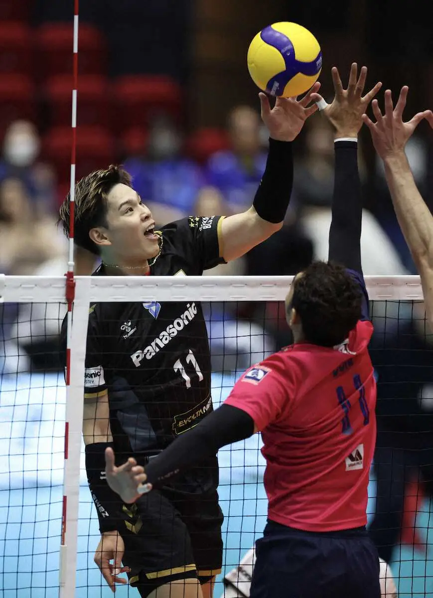 【画像・写真】＜大阪B・ナコーンラーチャシーマ＞第1セット、スパイクを放つ大阪B・西田（撮影・中辻　颯太）　