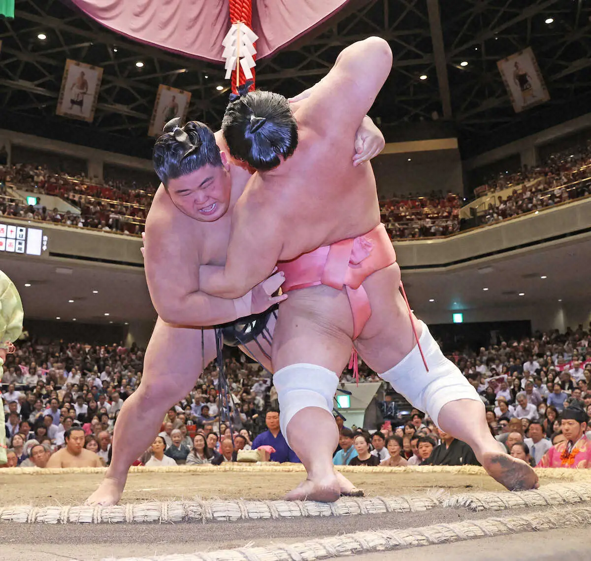 【画像・写真】＜大相撲夏場所6日目＞寄り切りで宇良を破る伯桜鵬（左）（撮影・西海健太郎）