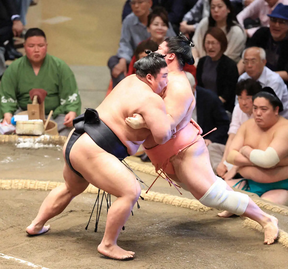 【画像・写真】＜夏場所6日目＞伯桜鵬（左）は宇良を寄り切りで破る（撮影・西川祐介）