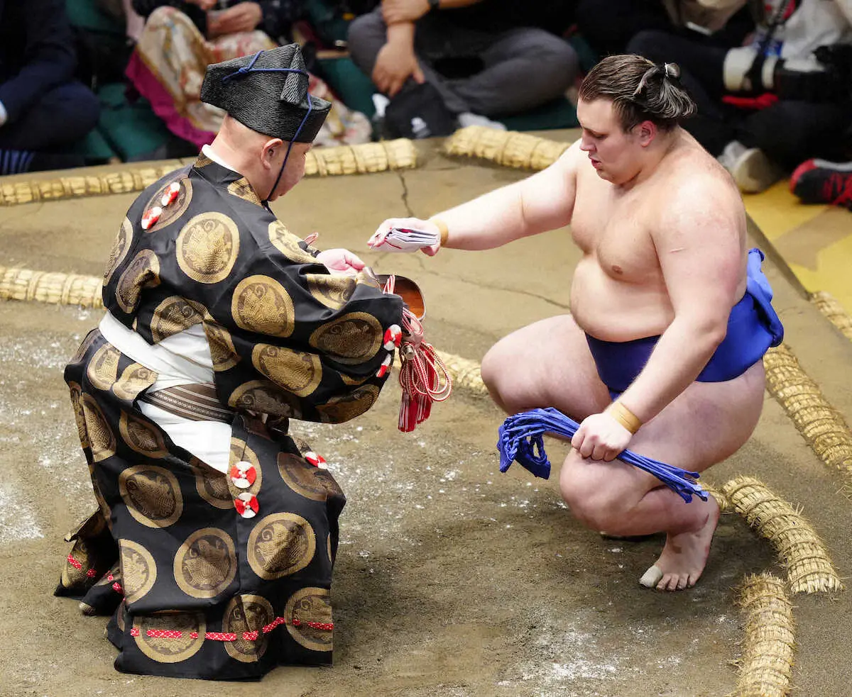 【画像・写真】押し出しで遠藤を破り勝ち名乗りを受ける安青錦（撮影・大城　有生希）