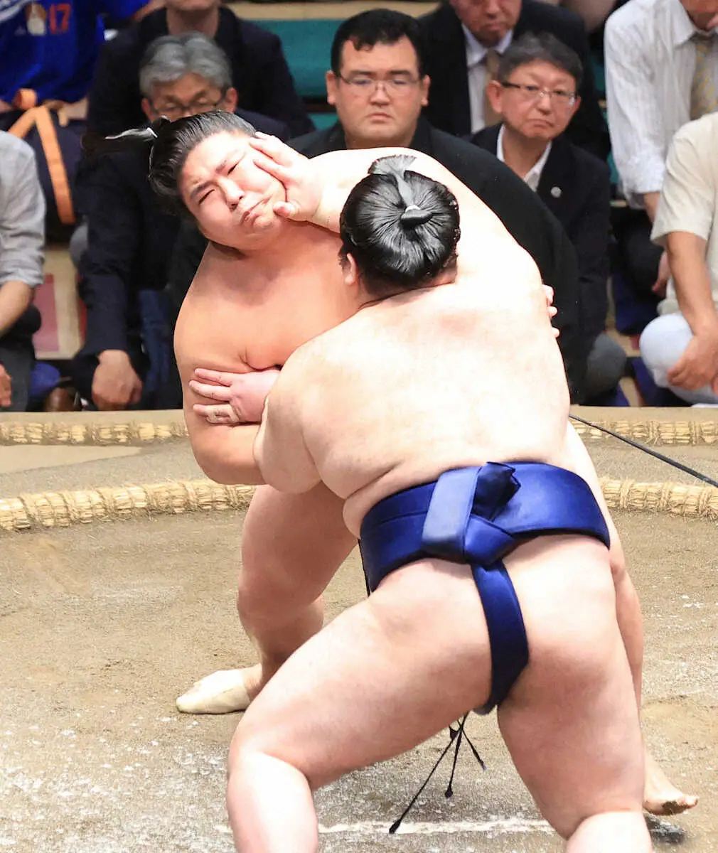 【画像・写真】若元春が押し相撲の豪ノ山を押し出し「よく前に出られたので良かった」