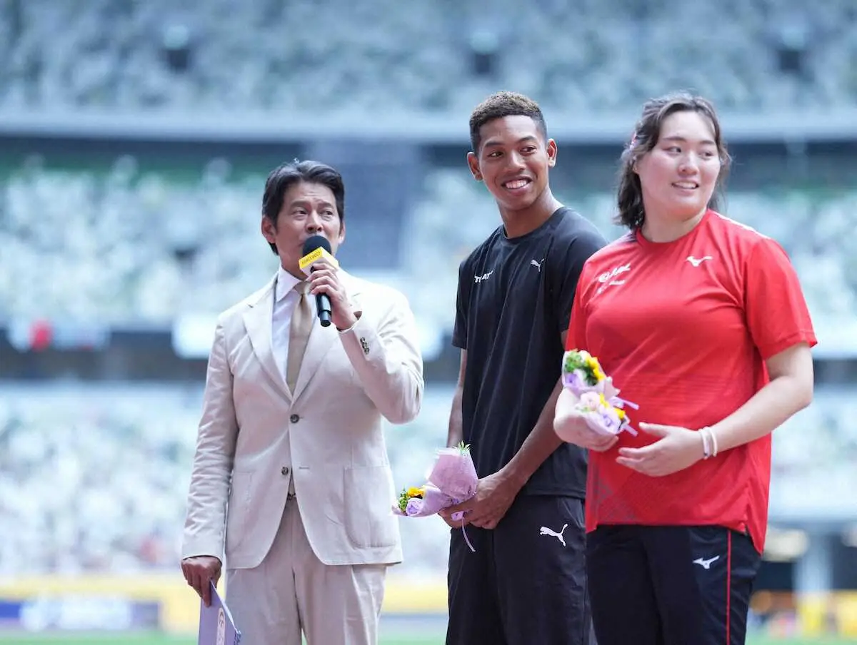 【画像・写真】＜セイコーゴールデングランプリ陸上2025東京＞試合後のイベントに登場した（右から）北口榛花、サニブラウン・ハキーム、織田裕二（撮影・小海途　良幹）