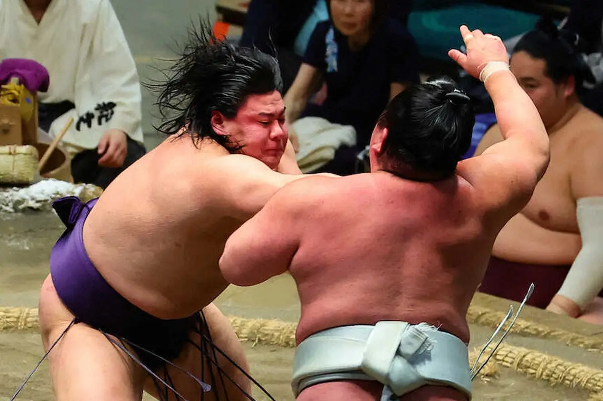 【画像・写真】日翔志（右）を押し出しで下す草野