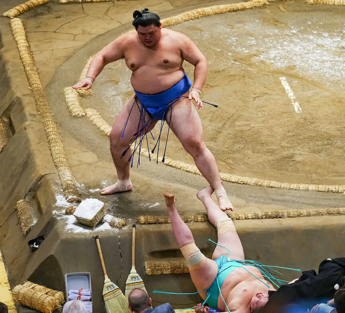 【画像・写真】一山本（下）を押し倒しで破る大の里（撮影・会津　智海）