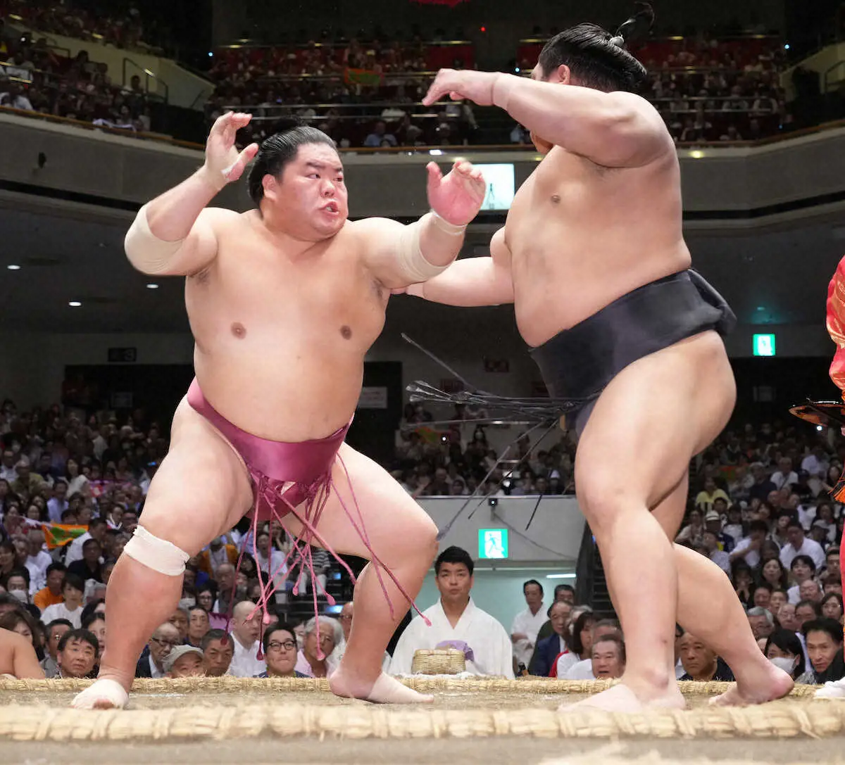 【画像・写真】伯桜鵬（右）を攻める大栄翔（撮影・郡司　修）