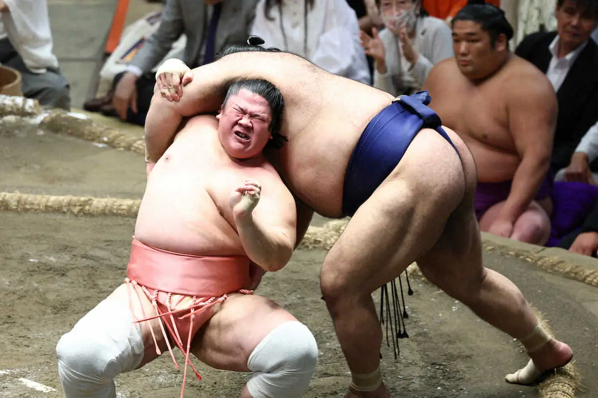 【画像・写真】宇良が得意の反り技で館内熱狂　今年初場所4日目以来、またも高安に