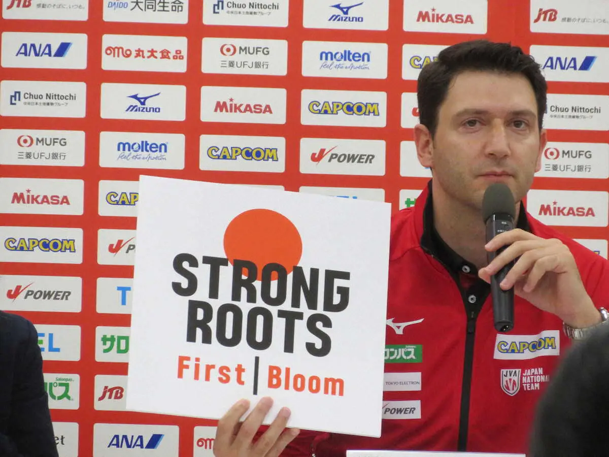 【画像・写真】会見でスローガンの書かれたパネルを手にするフェハルト・アクバシュ監督