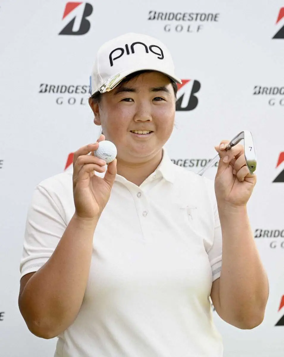 【画像・写真】4番でホールインワンを達成し、ホールアウト後に記念写真に納まるアマチュアの中嶋月葉