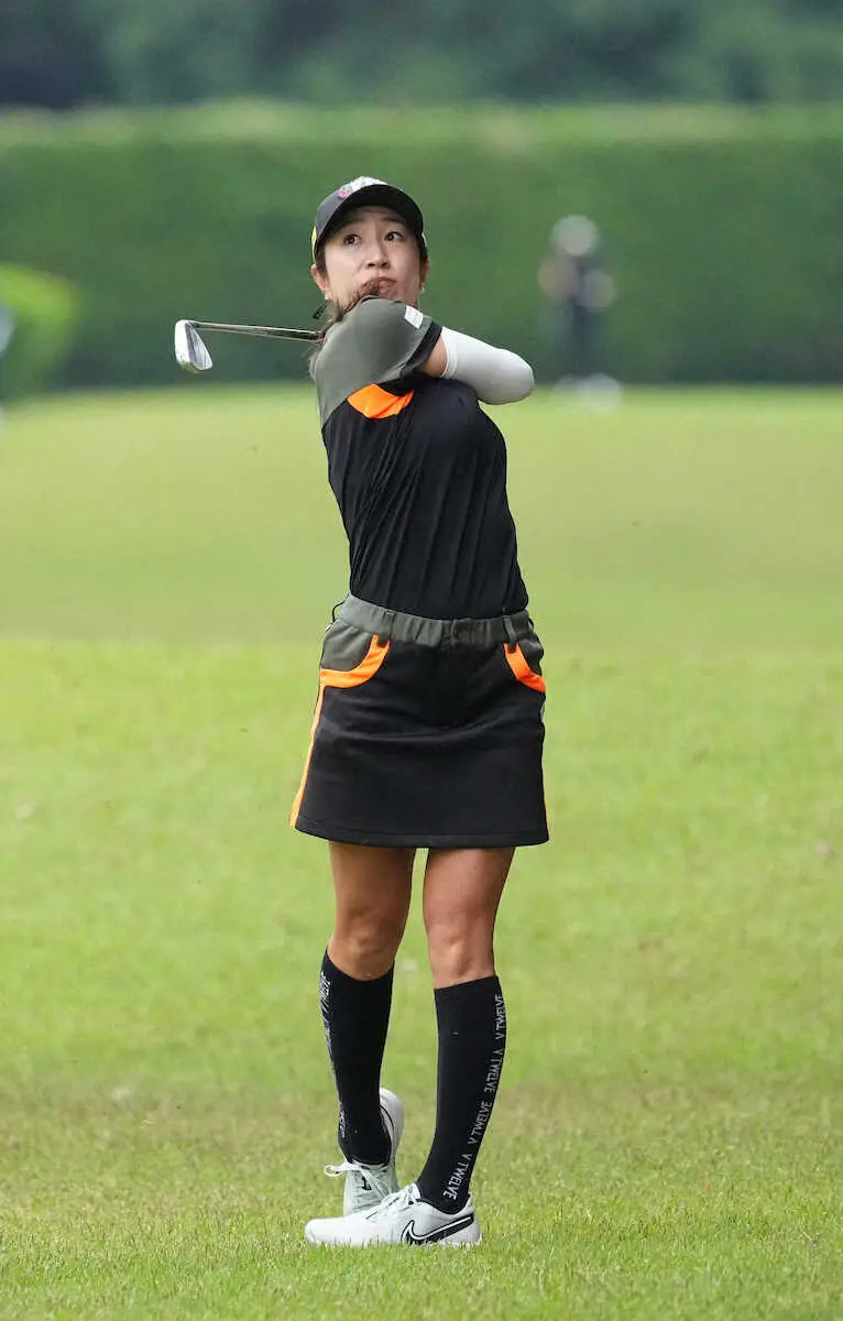 【画像・写真】18番、第2打を放つ藤本（撮影・沢田　明徳）