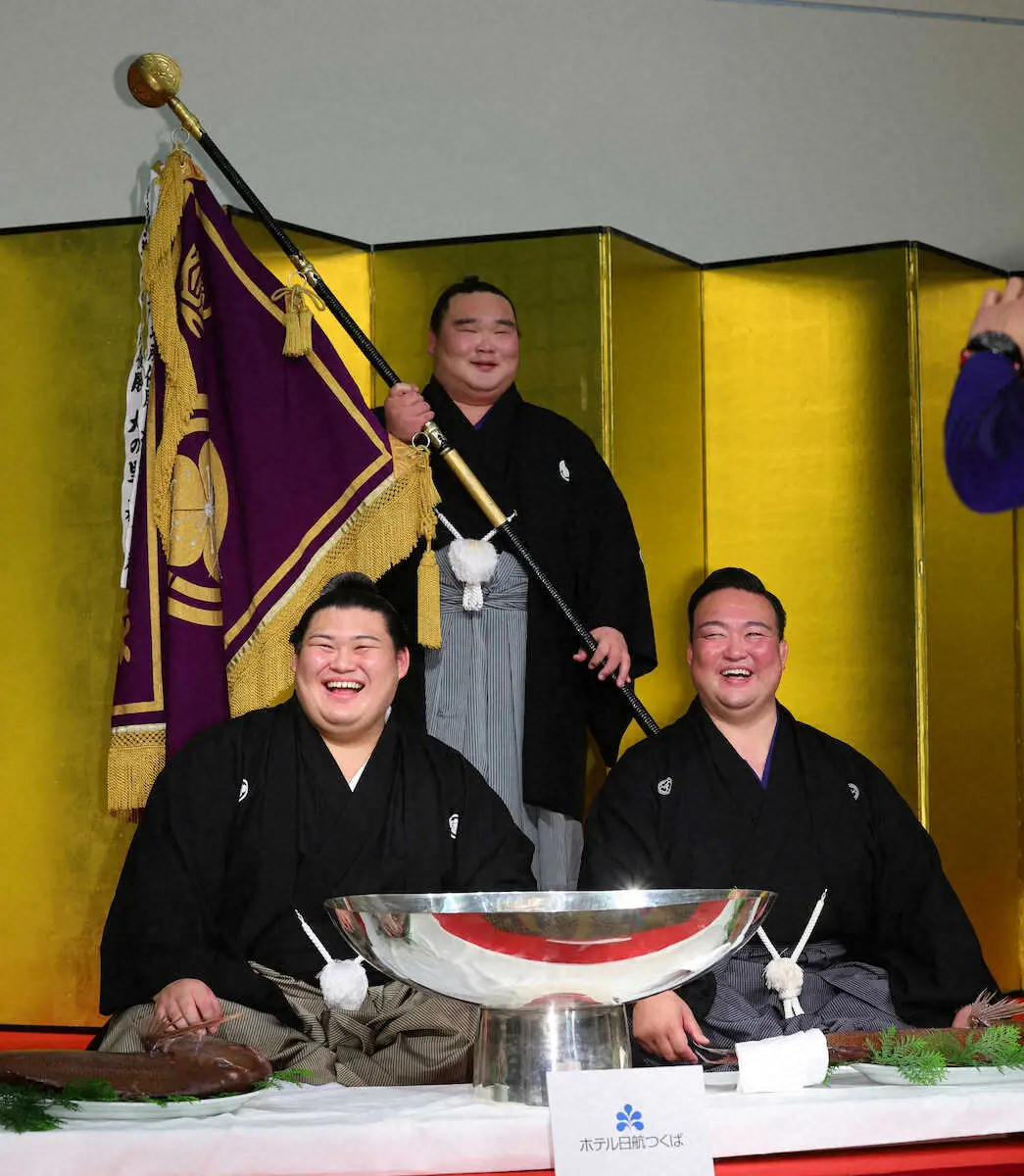 【画像・写真】満面の笑みで記念撮影に納まる（左から）大の里、白熊、二所ノ関親方　（撮影・白鳥　佳樹）　