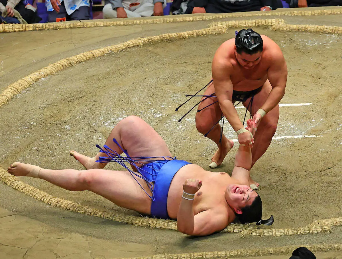 【画像・写真】大の里（左）を上手ひねりで下す豊昇龍（撮影・藤山　由理）