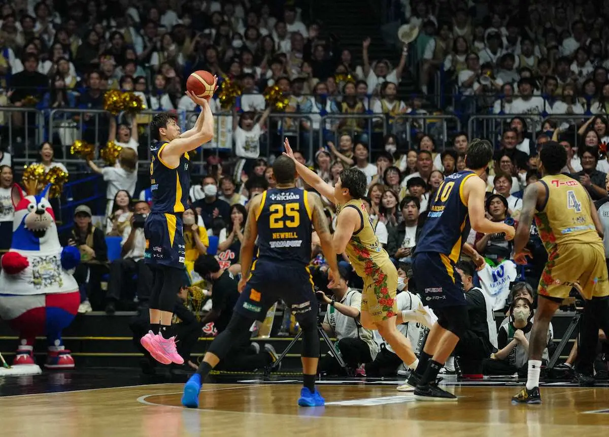 【画像・写真】＜Bリーグチャンピオンシップファイナル第3戦　宇都宮・琉球＞第4Q、逆転の3点シュートを決める宇都宮・比江島（左）（撮影・小海途　良幹）