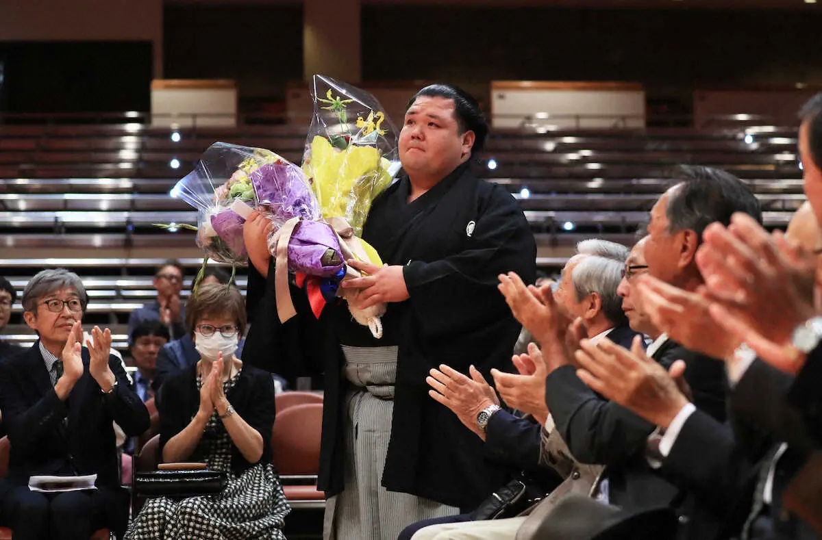 【画像・写真】元小結・阿武咲の断髪式に二所ノ関親方ら400人が出席　ライバル元貴景勝の言葉に感極まる