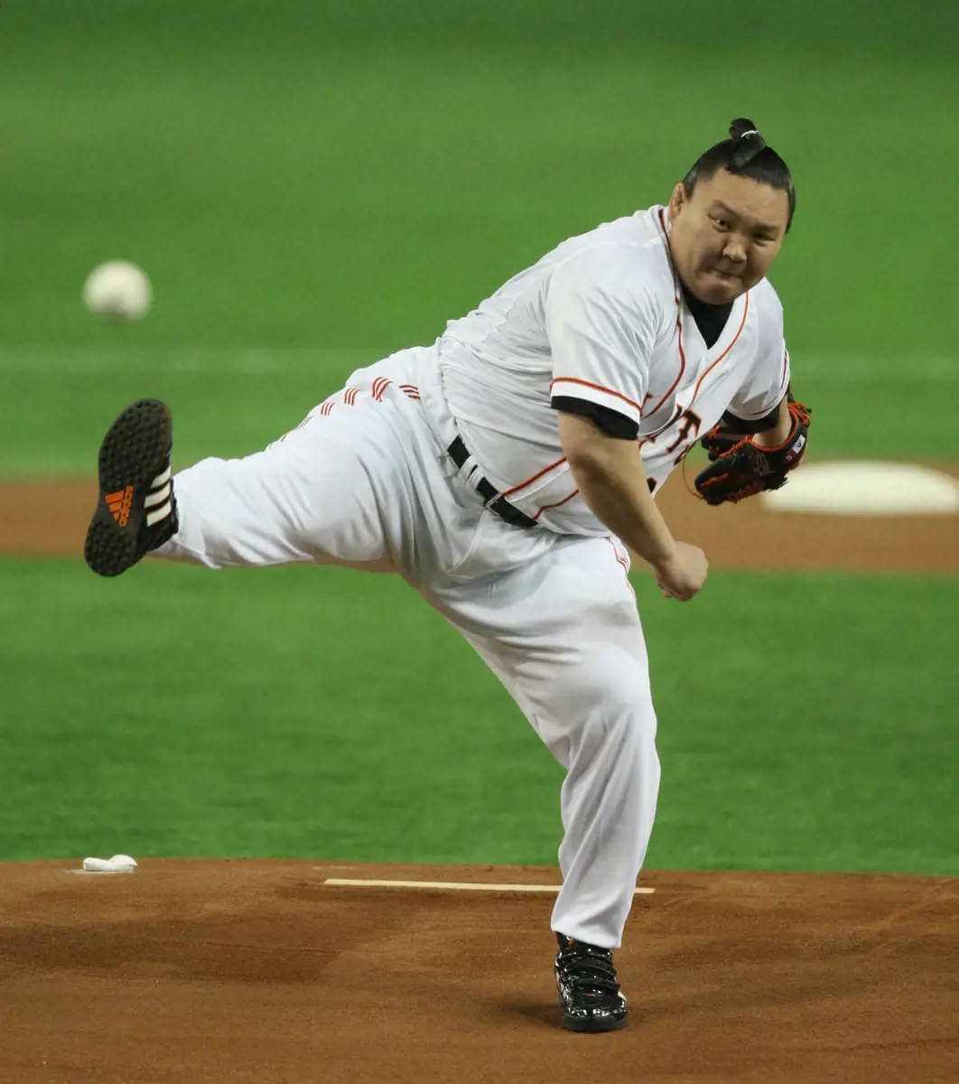 【画像・写真】08年、東京ドームで始球式を行う白鵬