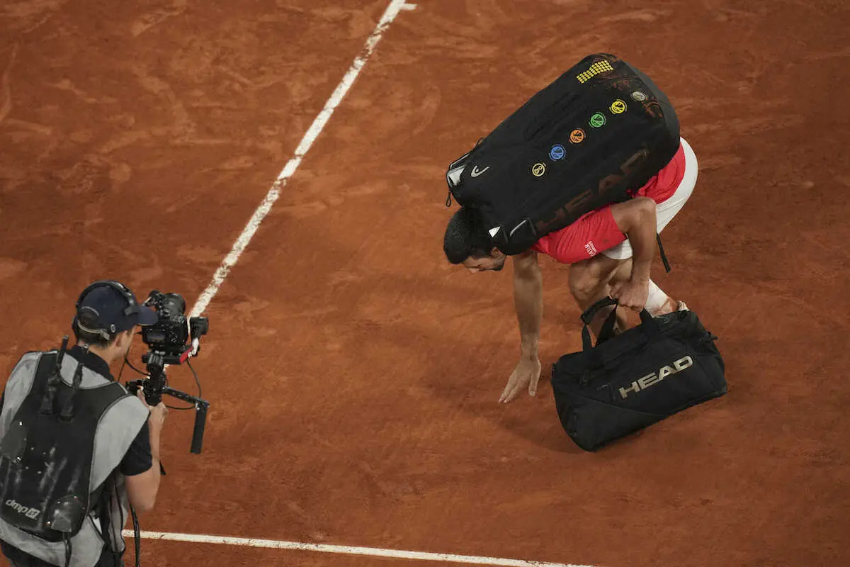 【画像・写真】【全仏OP】ジョコビッチ決勝進出逃す　別れを告げるように赤土に手を…「ここでの最後の試合になるかも」