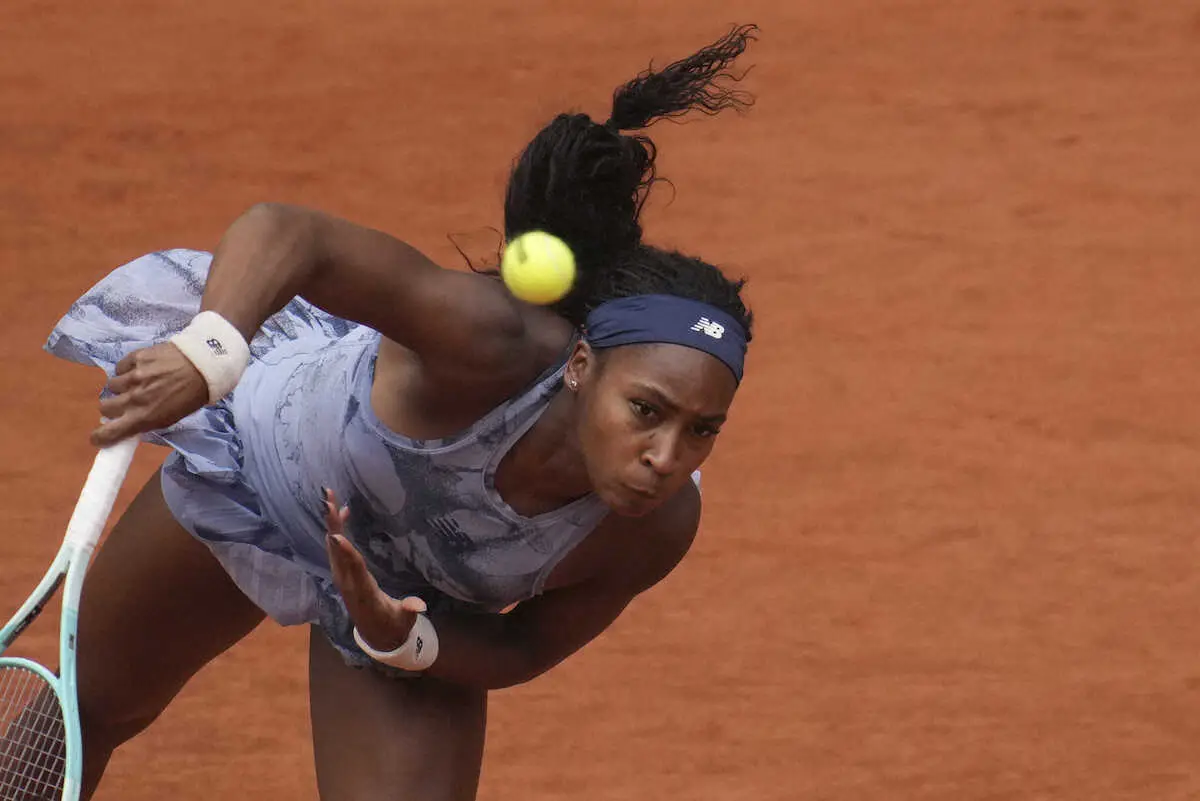 【画像・写真】サーブを打つガウフ（AP）