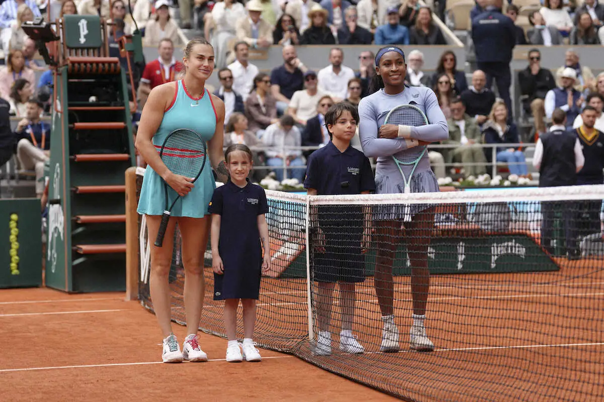 【画像・写真】試合前に記念撮影するサバレンカ（左）とガウフ（右）（AP）