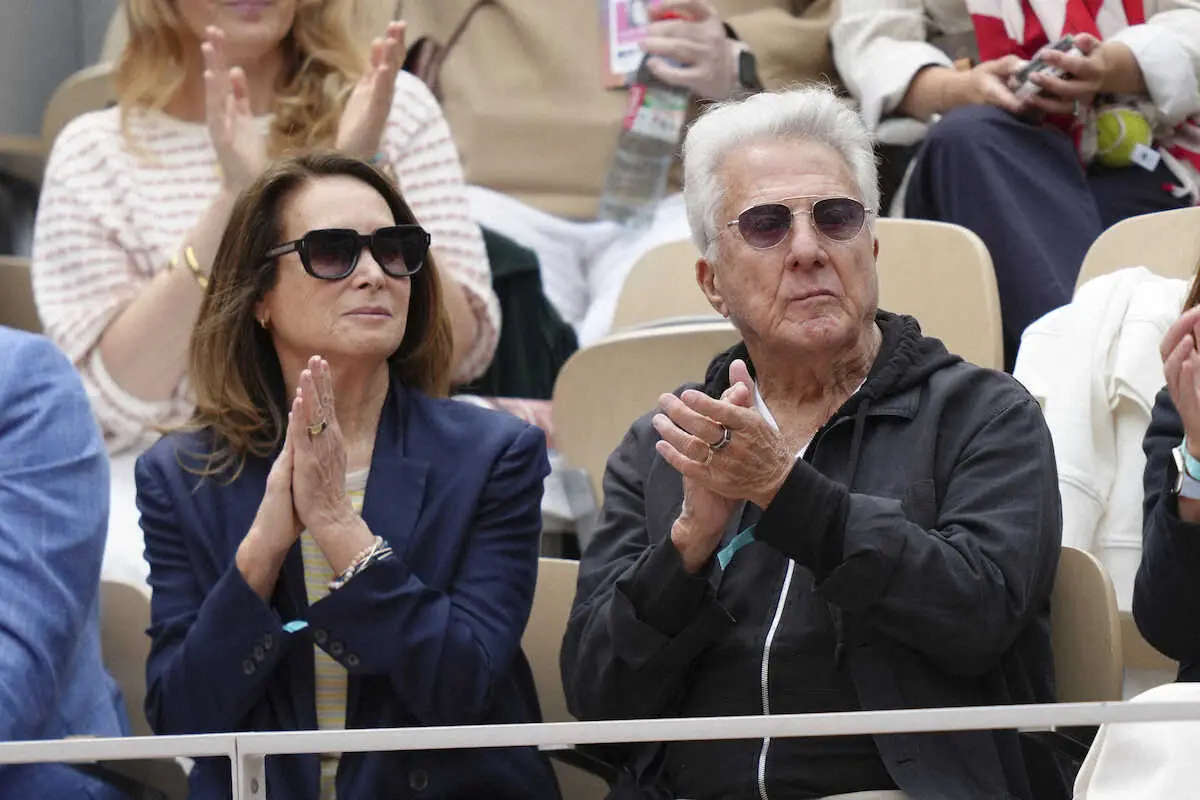 【画像・写真】女子シングルス決勝を観戦するダスティン・ホフマン（右）とリサ夫人（AP）