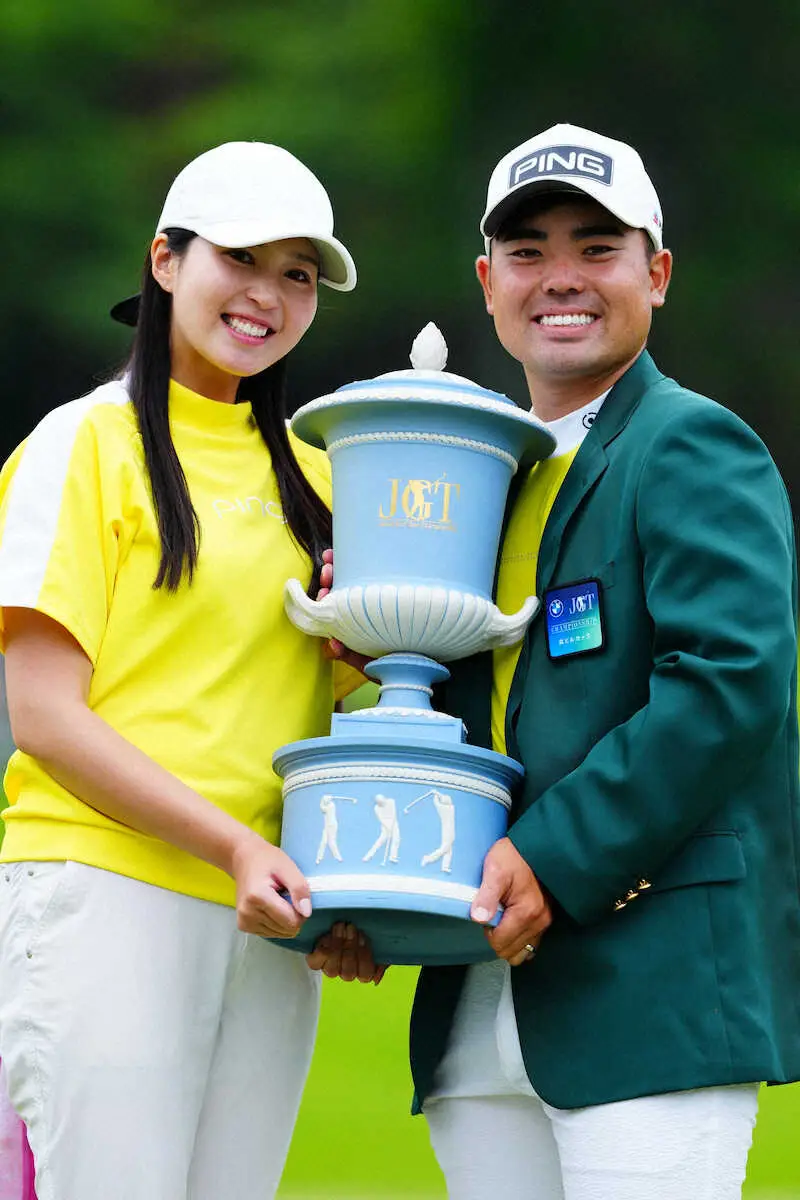 【画像・写真】＜BMWツアー選手権森ビル杯・最終日＞優勝トロフィーを手に妻・葵さんと笑顔を見せる蝉川泰果（撮影・西尾　大助）