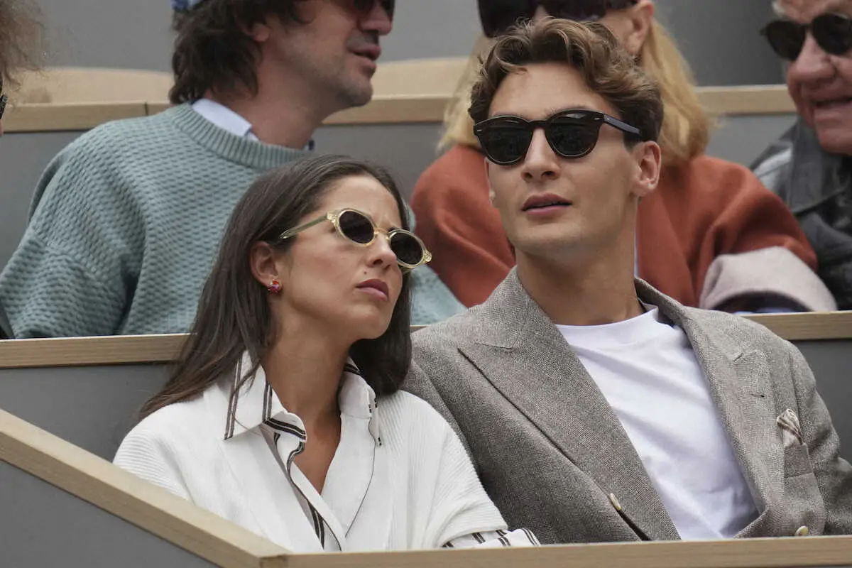 【画像・写真】男子シングルス決勝に訪れたF1メルセデスのジョージ・ラッセル（右）（AP）