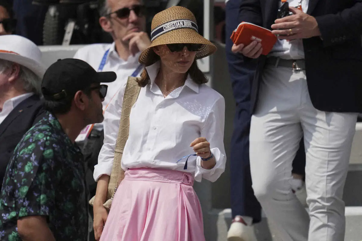 【画像・写真】男子シングルス決勝観戦のため席を探すナタリー・ポートマン（AP）