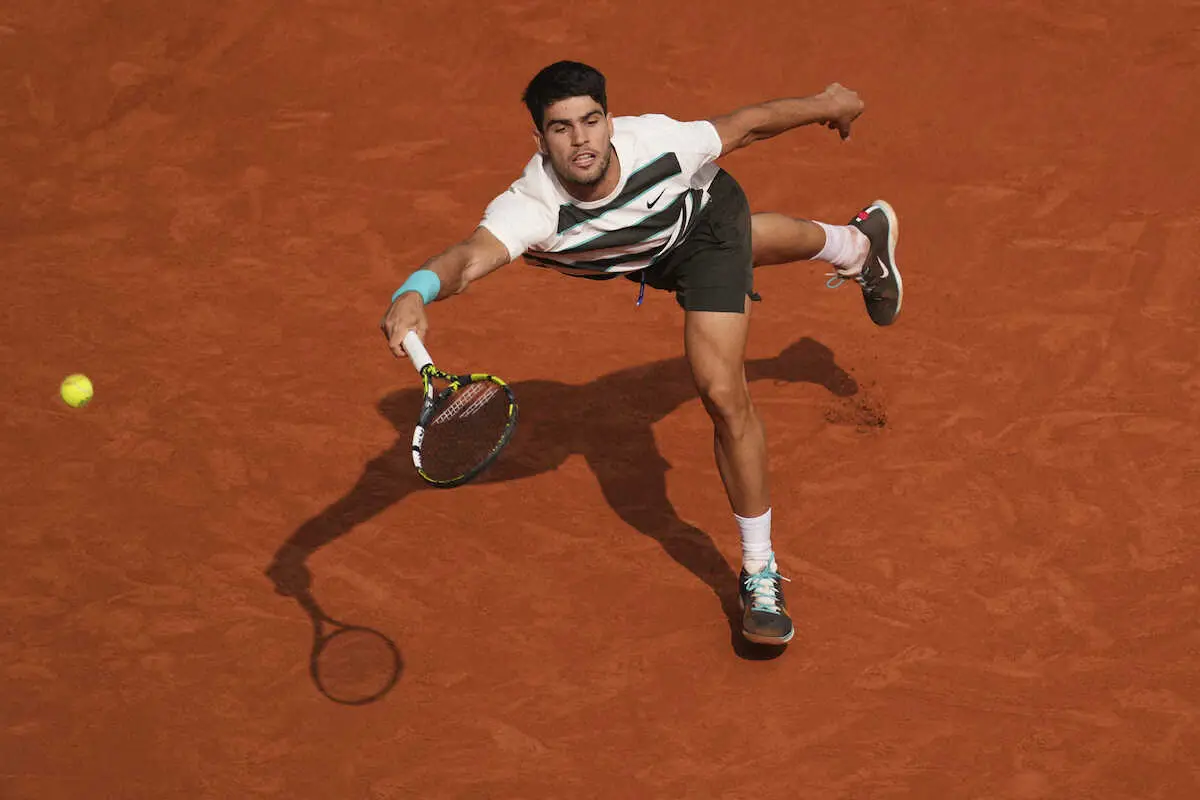 【画像・写真】ボールに飛びつくアルカラス（AP）