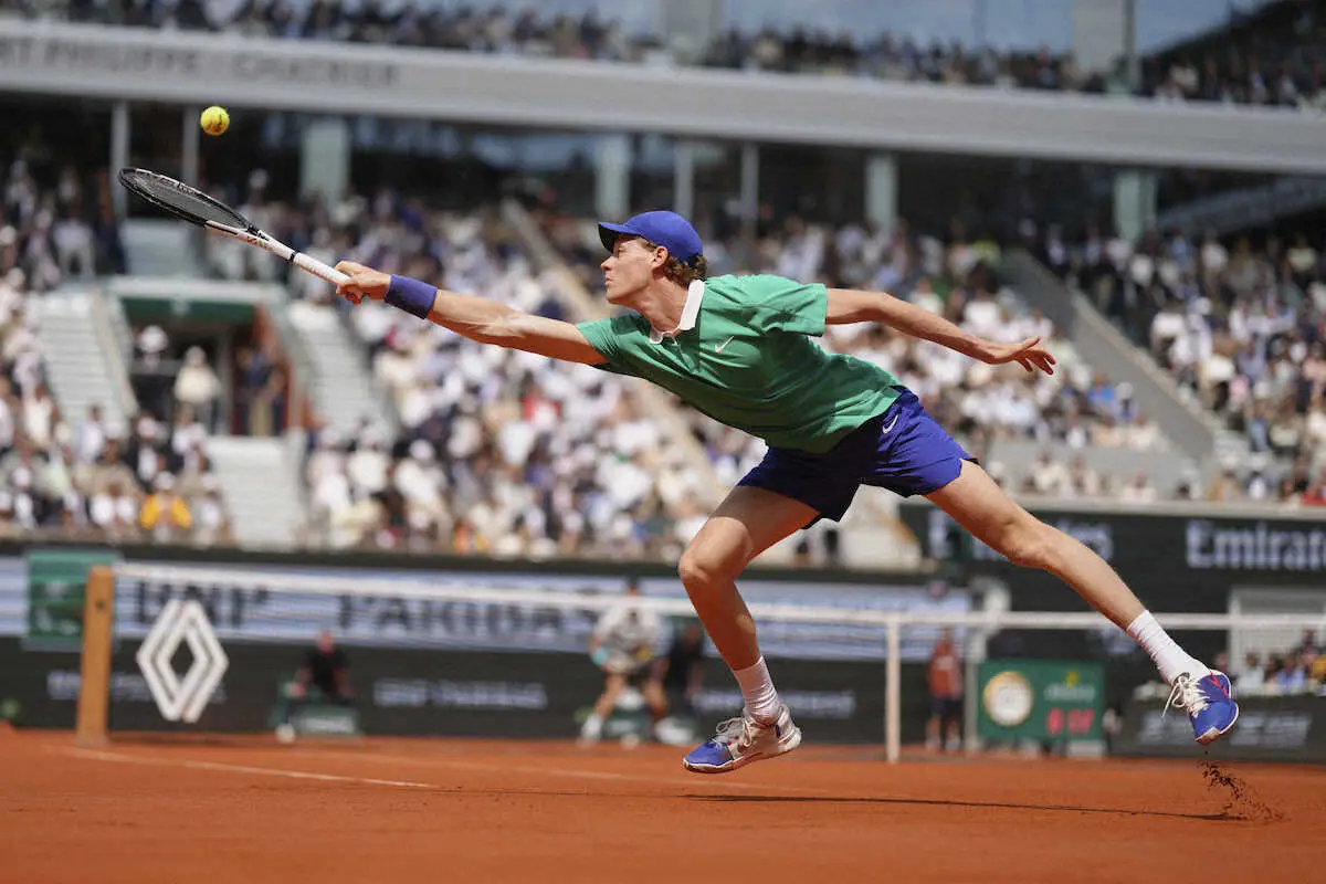 【画像・写真】ボールに飛びつくシナー（AP）