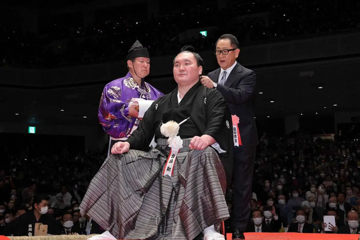 【画像・写真】断髪式で、宮城野親方（元横綱・白鵬）のまげにはさみを入れるトヨタ自動車の豊田章男社長（2023年撮影）