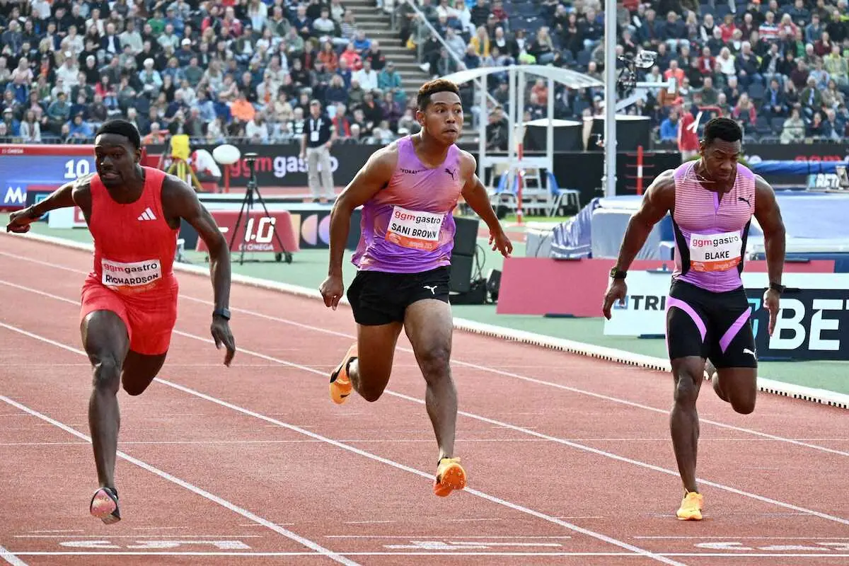 【画像・写真】　男子100メートルでゴールするサニブラウン・ハキーム（中央）＝ヘンゲロ（共同）