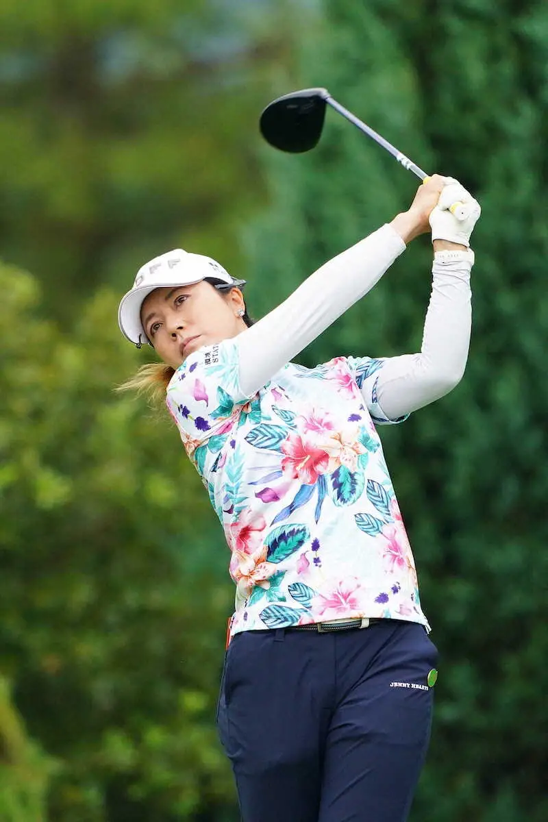 【画像・写真】＜サントリーレディス第1日＞13番、ティーショットを放つ下川めぐみ（撮影・井垣　忠夫）