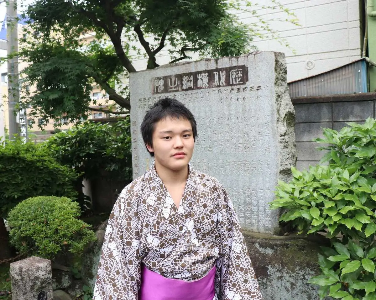 【画像・写真】第31代横綱・常ノ花のやしゃご山野辺「懐かしいなと…」歴代横綱の石碑に刺激　野見宿禰神社で参拝と清掃