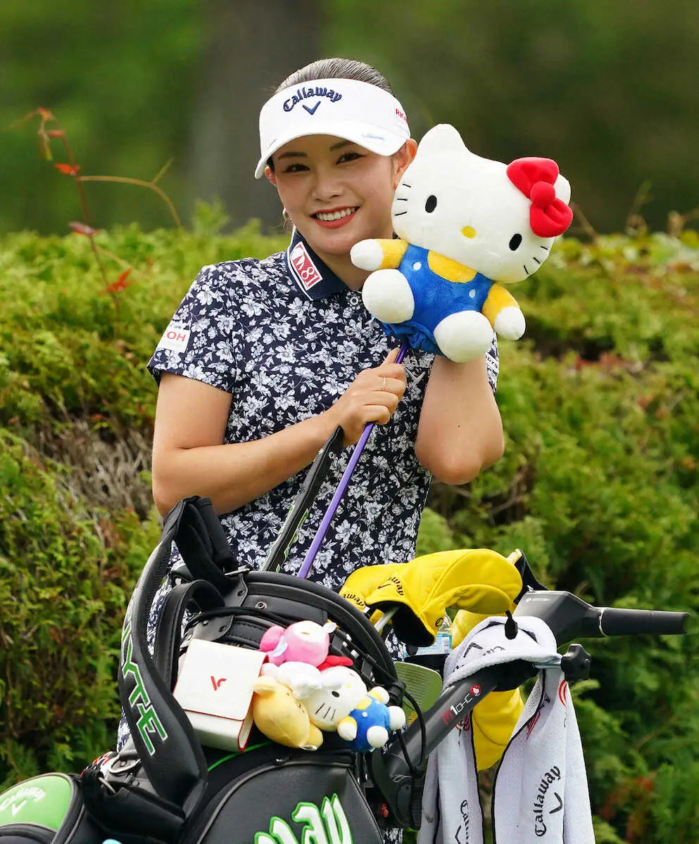 【画像・写真】＜サントリーレディス第2日＞13番、マスコットのヘッドカバーでポーズをとる河本結（撮影・井垣　忠夫）　