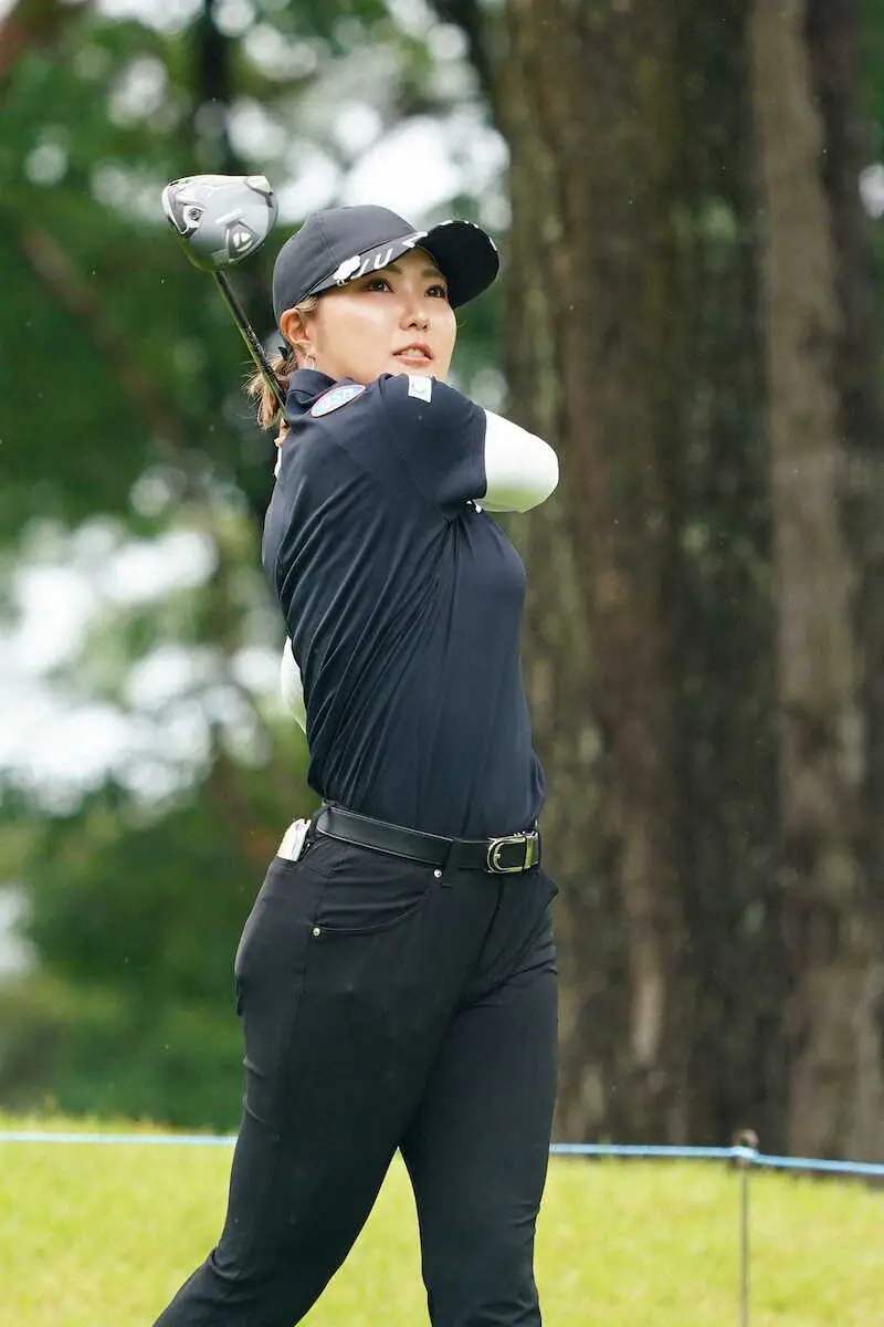 【画像・写真】＜サントリーレディス第3日＞2番、ティーショットを放つ高橋彩華（撮影・井垣　忠夫）