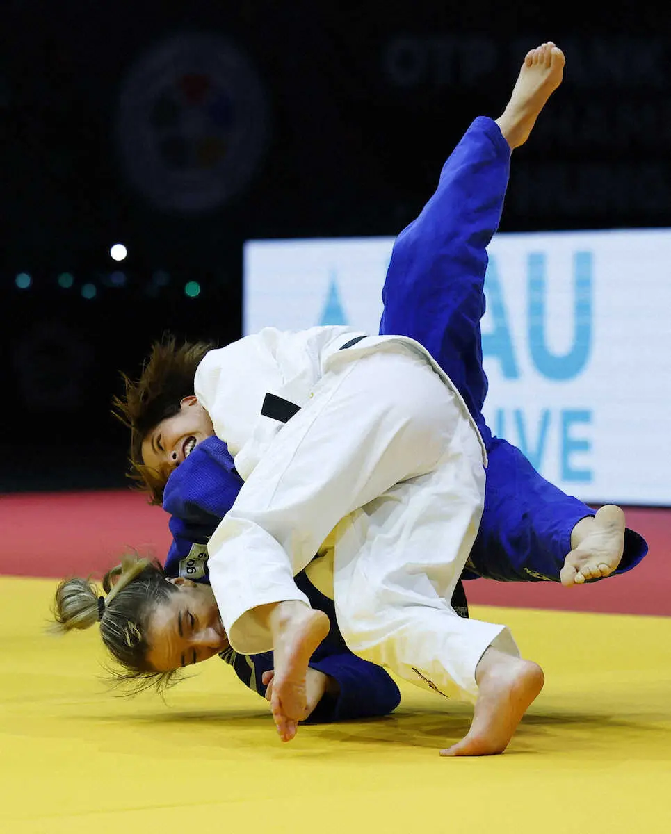 【画像・写真】女子52キロ級決勝　コソボ選手（下）を攻める阿部詩。優勝を決めた＝ブダペスト（共同）