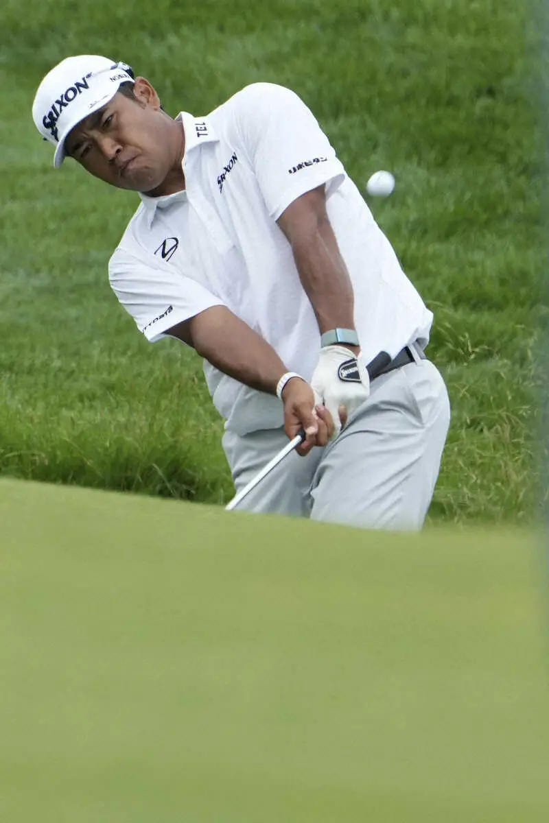 【画像・写真】第3ラウンドで、10番グリーンにチップショットを打つ松山(AP)