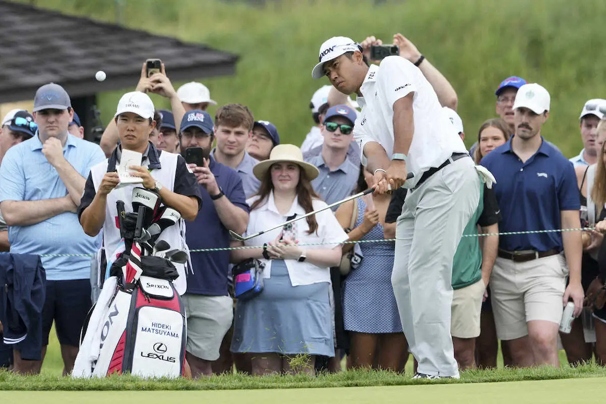 【画像・写真】第3ラウンドで、10番ホールのラフから打つ松山（AP）