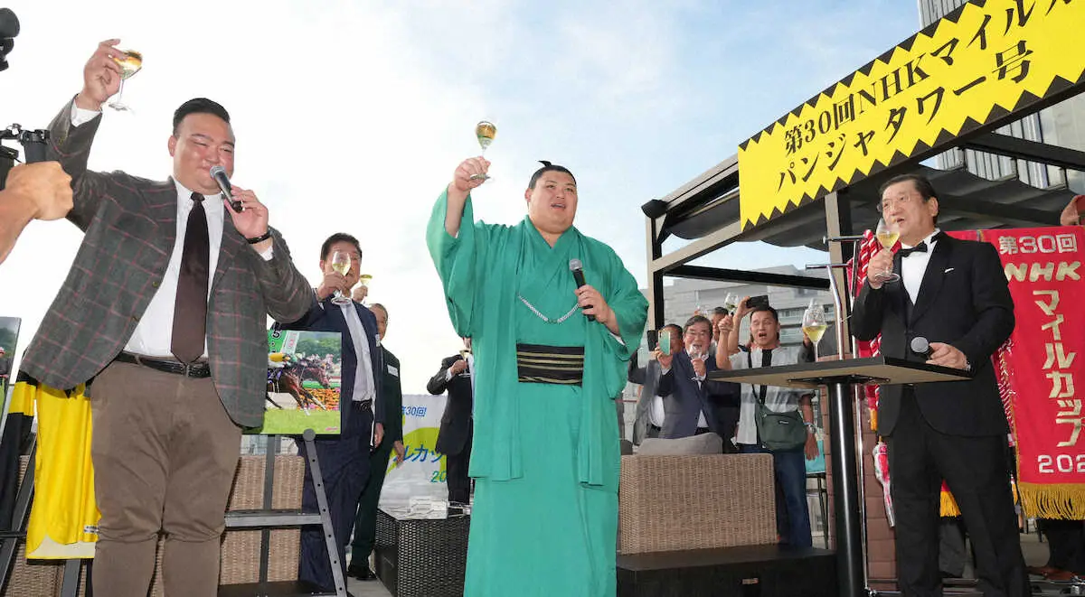 【画像・写真】乾杯する（左から）二所ノ関親方、大の里、馬主の深澤朝房氏