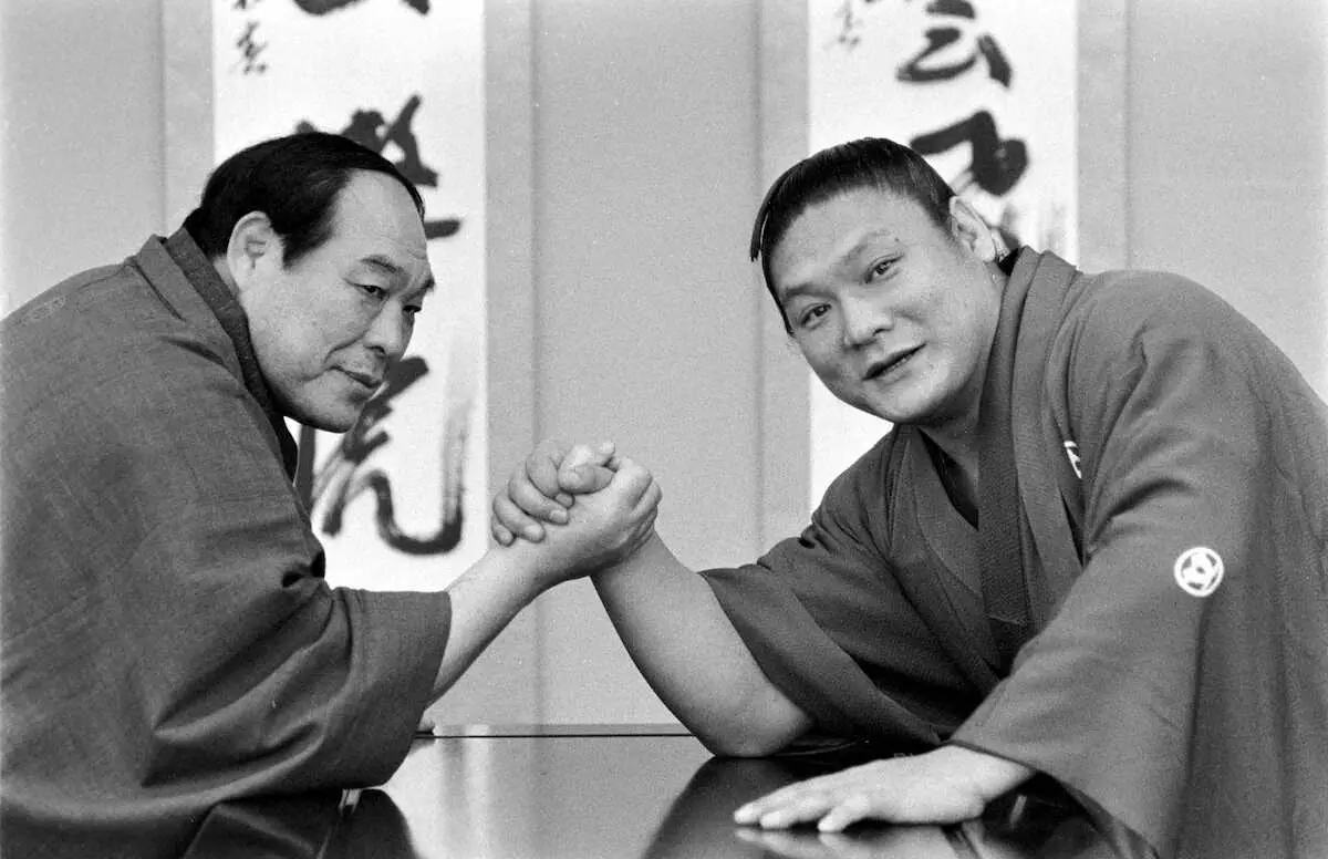 【画像・写真】80年、親子大関が誕生し、増位山（右）は父・三保ヶ関親方と力比べ