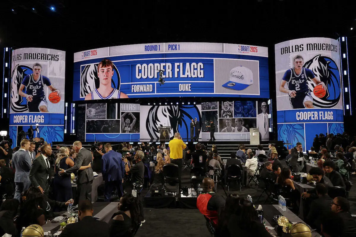 【画像・写真】【NBA】クーパー・フラッグ「夢が叶った瞬間」　全体1位でマブス指名！本拠地アリーナで早くもユニ披露